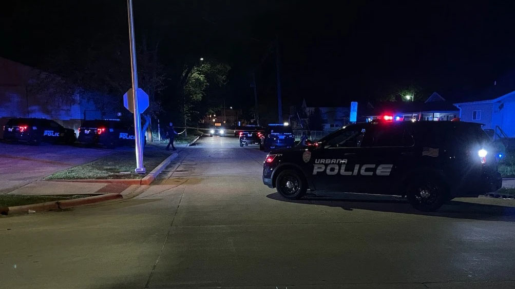 Cops Point Guns, Jump on Car Hood, Break Windshield of Teens Sneaking Out on Christmas Night – Urbana, Illinois